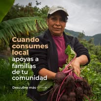 Productora local sosteniendo alimentos cultivados